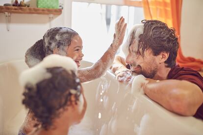 Niños bañera crianza