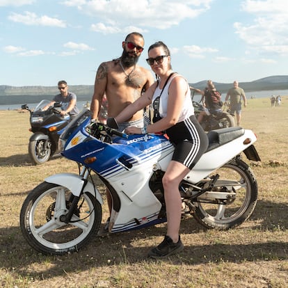  Mireia, Joan y su Honda, en el festival Motorbeach de Vinuesa (Soria).