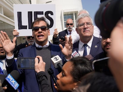 El congresista republicano George Santos habla con periodistas tras salir de la corte federal en Central Islip, Nueva York, este miércoles.