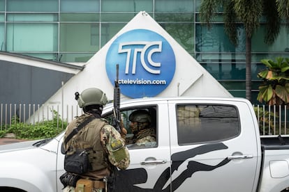 Infantes de Marina realizan un operativo en la sede del canal de televisión TC, donde encapuchados armados ingresaron y sometieron a su personal durante una transmisión en vivo, en Guayaquil.