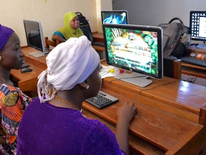 Grupo de beneficiarias del programa de empancipación de la mujer en una de las clases de informática.