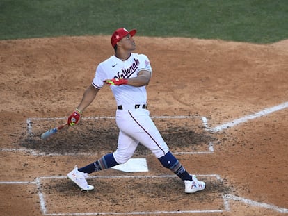 Juan Soto conecta uno de sus cuadrangulares la noche del lunes en el estadio de los Dodgers.