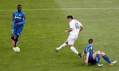 El centrocampista colombiano del Real Madrid James Rodríguez (c) marca el cuarto gol del equipo ante el Getafe.