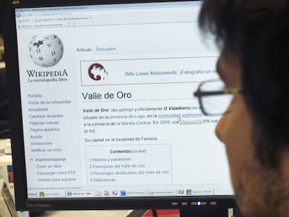 Un internauta consulta la Wikipedia.