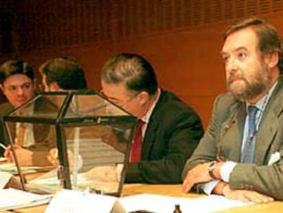 El presidente de El Monte, Isidoro Beneroso, presidía ayer la mesa electoral de los impositores.