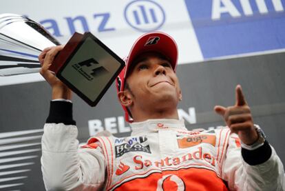 Hamilton posa en el podio de Spa con el trofeo que le acredita como ganador del Gran Premio de Bélgica.