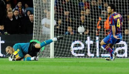 Rafa Márquez en una jugada durante el partido de Liga 2009- 2010 entre el Barça y el Getafe en el Camp Nou.