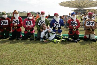 El piloto, junto a varios amigos disfrazados de enanitos que muestran en sus camisetas los a?os en los que haba conseguido sus ttulos hasta la fecha. La foto fue tomada al finalizar el Gran Premio de Malaisia, que se disput en el circuito de Sepang, en el que logr la segunda plaza, proclamndose campen del mundo de motociclismo en Moto GP, el 25 de septiembre de 2005.