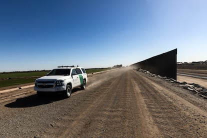 Un camión de la Patrulla Fronteriza circula a lo largo del muro entre Estados Unidos y México en Arizona.