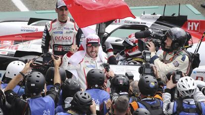 Fernando Alonso celebra su triunfo en las 24 horas de Le Mans.