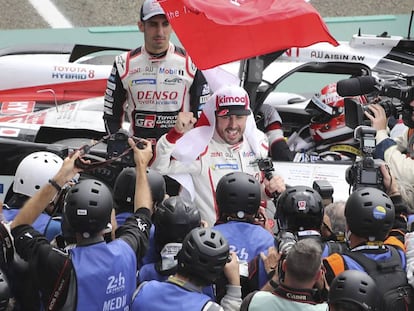 Fernando Alonso celebra su triunfo en las 24 horas de Le Mans.