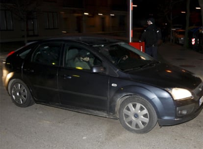 Igor Martín Miño es acompañado por efectivos de la Ertzaintza a su salida del piso en el que fue detenido.