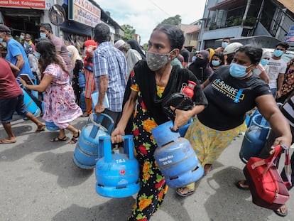 Un grupo de personas bloquea una carretera en Colombo, capital de Sri Lanka, en una protesta por la carestía de bombonas de gas, este sábado.