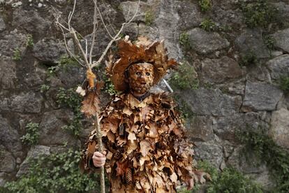 El 'Trapajon', un traje tradicional que representa una entidad de la naturaleza.