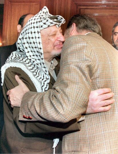 Yaser Arafat (izquierda) y Julio Anguita se abrazan durante un encuentro en Madrid, en 1998.