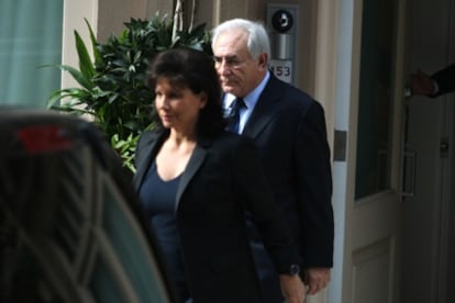 Strauss-Kahn llega a la corte donde se le juzgará por agresión sexual, acompañado de su mujer, en Nueva York.