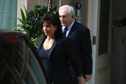 Strauss-Kahn llega a la corte donde se le juzgará por agresión sexual, acompañado de su mujer, en Nueva York.