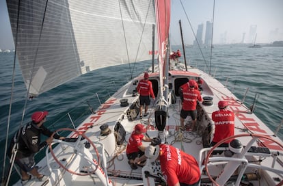 El Mapfre en el incio de la tercera etapa intenta encontrar viento para distanciarse de la flota.