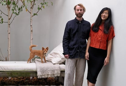 La arquitecta Zoe Chan y Merlin Eayrs en su casa de Londres, su primer trabajo.