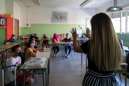 Una profesora explica medidas de higiene a sus alumnos en el colegio Rafael Casanova de Badalona.