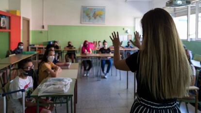 Una profesora en un colegio de Badalona.