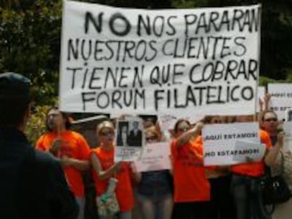 Protesta de afectados por la estafa de Forum Filat&eacute;lico.