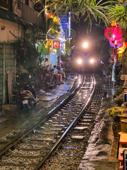 El tren Reunification Express a su paso por una calle de Hanói (Vietnam).