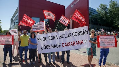 Trabajadores de Isolux protestan ante la sede de la empresa.