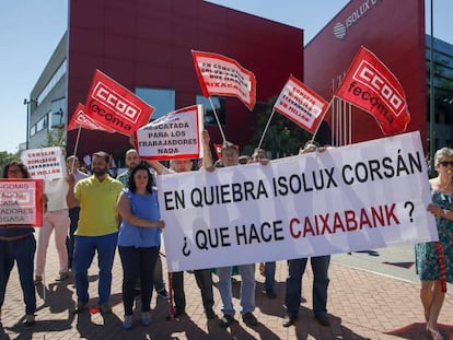 Trabajadores de Isolux protestan ante la sede de la empresa.