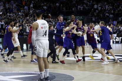 Los jugadores del Barça tras el pitido final.