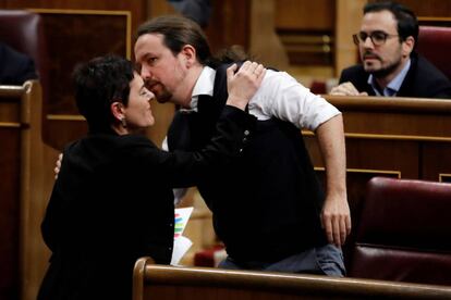 La portavoz de EH Bildu en el Congreso, Mertxe Aizpurua, saluda al líder de Unidas Podemos, Pablo Iglesias, tras su intervención.