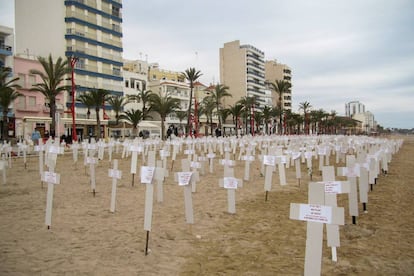 Crosses on the beach at Vinaròs.