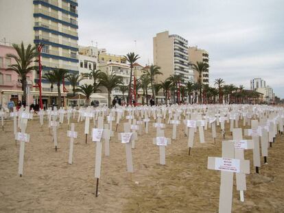 Crosses on the beach at Vinaròs.