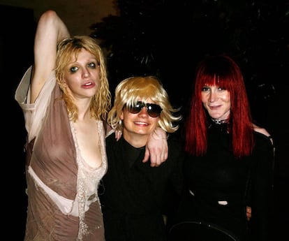 Desde la izquierda, la cantante Courtney Love, JT LeRoy (Savannah Knoop) y Laura Albert (Speedy), en una fiesta en 2003.