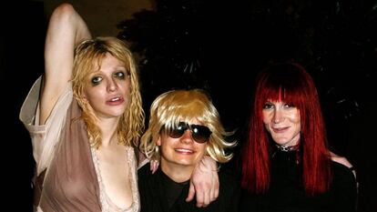 Desde la izquierda, la cantante Courtney Love, JT LeRoy (Savannah Knoop) y Laura Albert (Speedy), en una fiesta en 2003.