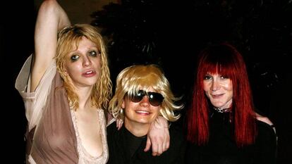 Desde la izquierda, la cantante Courtney Love, JT LeRoy (Savannah Knoop) y Laura Albert (Speedy), en una fiesta en 2003.