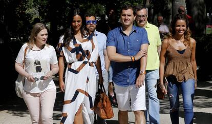 El líder de Ciudadanos, Albert Rivera, con parte de su equipo durante la jornada de reflexión.