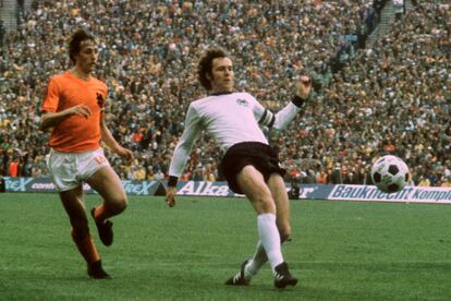 El jugador Franz Beckenbauer, a la derecha, y el holandés Johan Cruyff durante el partido final de la Copa Mundial de la FIFA, disputado entre Alemania y Holanda el 7 de julio de 1974 en Múnich.