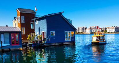 Casas flotantes y un 'barcotaxi' en el Fisherman’s Wharf de Victoria.