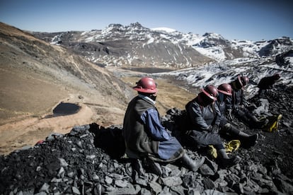 Un grupo de obreros descansa afuera de una mina en La Rinconada, cerca de la ciudad de Puno (Perú)