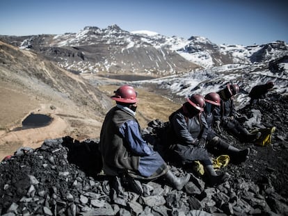 Un grupo de obreros descansa afuera de una mina en La Rinconada, cerca de la ciudad de Puno (Perú)