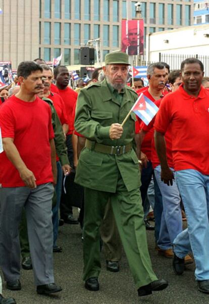 Fidel Castro, al paso de la marcha por la misión diplomática de EE UU en La Habana.