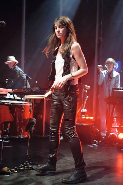 La actriz y cantante Charlotte Gainsbourg, durante una actuación en Londres en 2010.