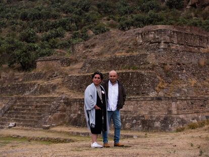 Monserrat Barragán y su hijo Alejandro Aldana, en Huapalcalco, este lunes.
