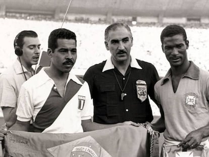 Didi com a camisa do Brasil contra o Peru no Maracanã, em 1957, quando a seleção venceu com gol dele e se classificou para a Copa da Suécia.