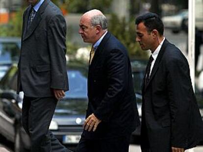 El ministro turco de Economía, Kemal Dervis (en el centro), el viernes en Ankara.