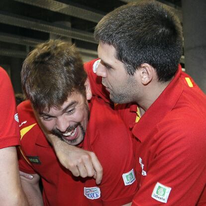 Marc Gasol y Felipe Reyes bromean al llegar a Barajas