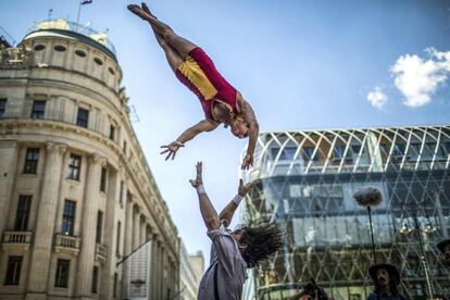 Acróbatas de la compañía circense canadiense Eloize Cirque actúan en la calle para presentar su nuevo espectáculo 'Saloon' en la plaza Vorosmarty de Budapest (Hungría).