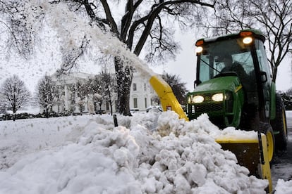 Una máquina quitanieves limpia la entrada de la Casa Blanca en Washington. 