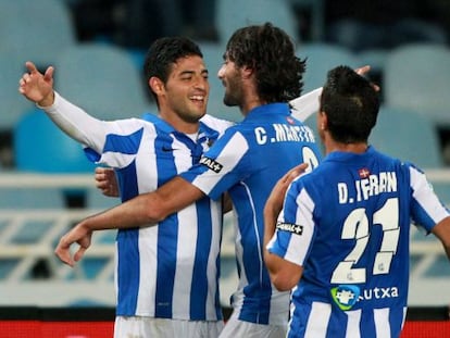 Vela, Martinez e Ifrán, celebran el primer gol del equipo donostiarra